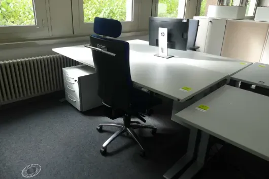 Ensemble de poste de travail avec 1x bureau à hauteur réglable électrique