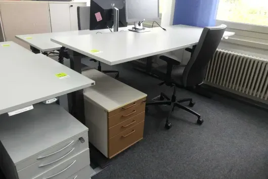 Arbeitsplatzset mit 1x elektrisch höhenverstellbarem Schreibtisch