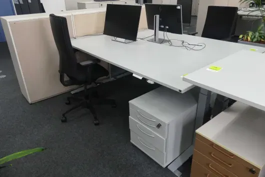 Workstation set with 1x electrically height-adjustable desk