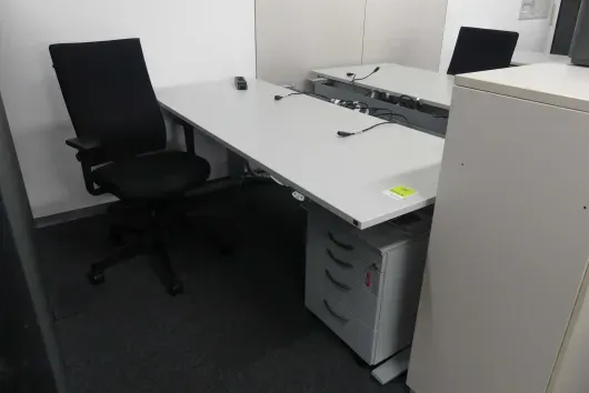 Ensemble de poste de travail avec 1x bureau à hauteur réglable électrique