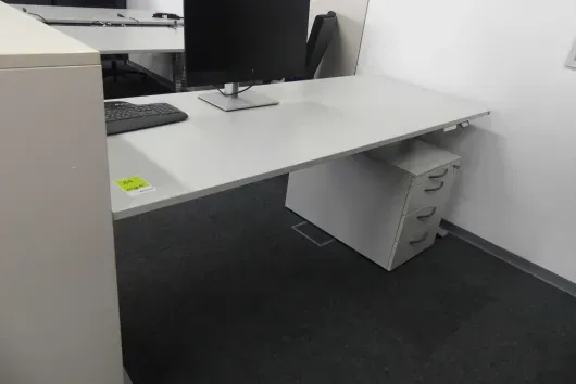 1 bureau à hauteur réglable électrique avec 1 caisson de bureau