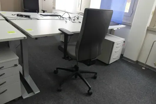 Ensemble de poste de travail avec 1x bureau à hauteur réglable électrique