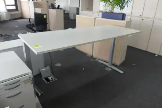 1x electrically height-adjustable desk