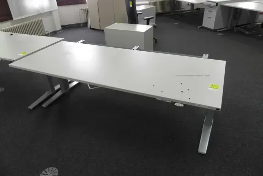 1x electrically height-adjustable desk