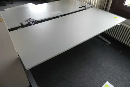 1x Electrically height-adjustable desk