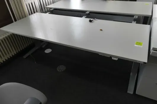 1x Bureau à hauteur réglable électrique