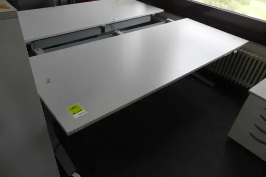 1x bureau à hauteur réglable électrique