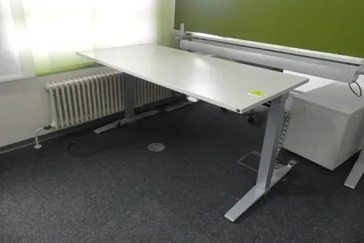 1x bureau à hauteur réglable électriquement