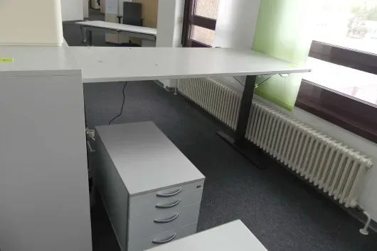 1x bureau à hauteur réglable électrique avec 1x caisson de bureau