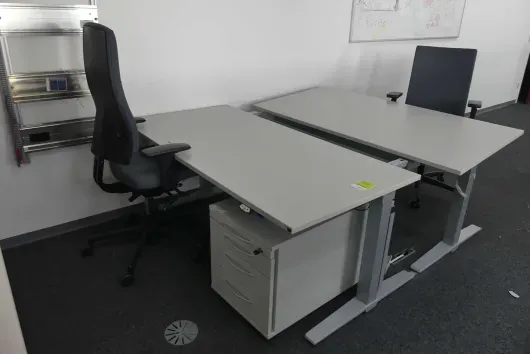 Arbeitsplatzset mit 1x elektrisch höhenverstellbarem Schreibtisch
