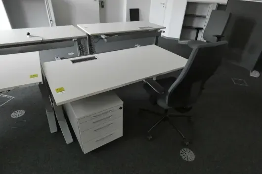 Arbeitsplatzset mit 1x elektrisch höhenverstellbarem Schreibtisch
