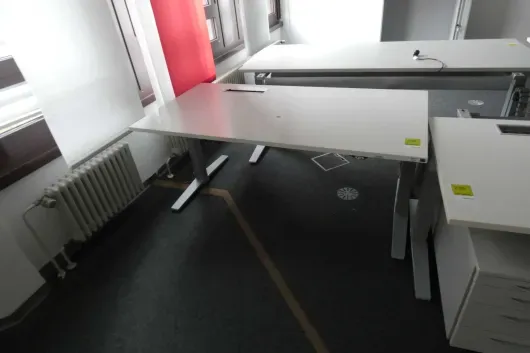 1x electrically height-adjustable desk