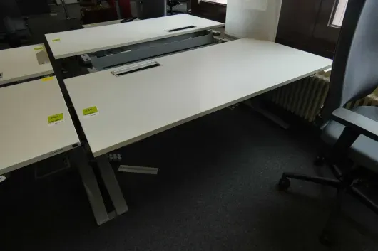 1 electrically height-adjustable desk