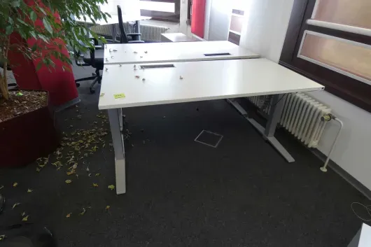 2x electrically height-adjustable desk