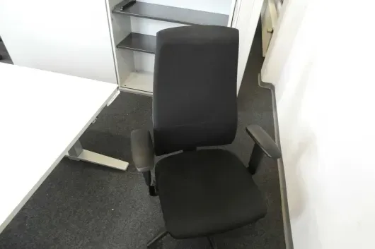 1x krzesło biurowe