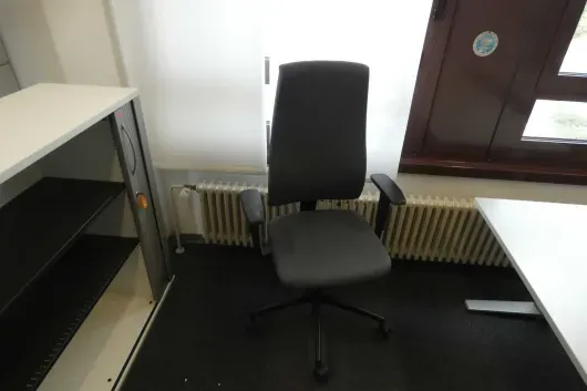 1x krzesło biurowe
