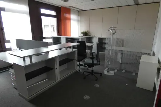 Ensemble de poste de travail avec 4 bureaux à hauteur réglable électrique