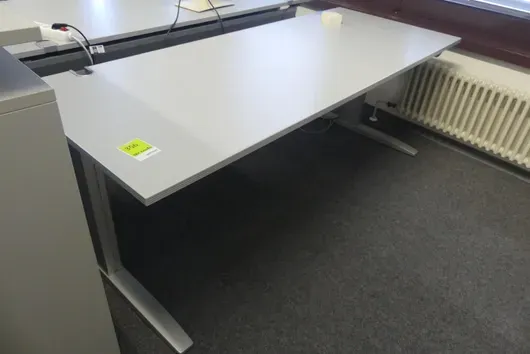 1 elektricky výškově nastavitelný psací stůl