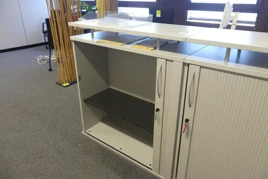 1 sideboard, met bovenkast