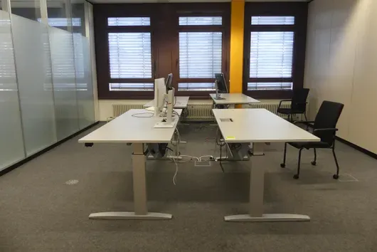 Ruimte-inhoud met 4 werkplekken