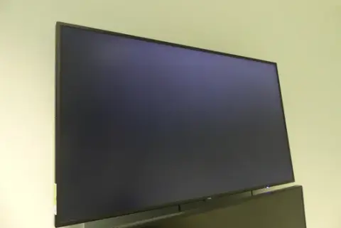 Telewizor NEC ze wspornikiem