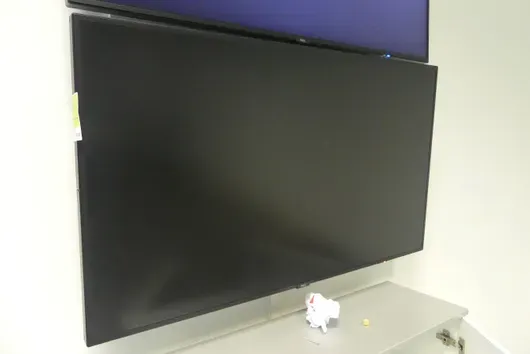 Telewizor NEC ze wspornikiem