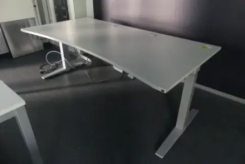 1 electrically height-adjustable desk