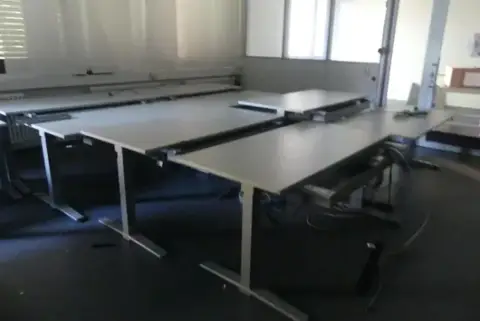 8 electrically height-adjustable desks