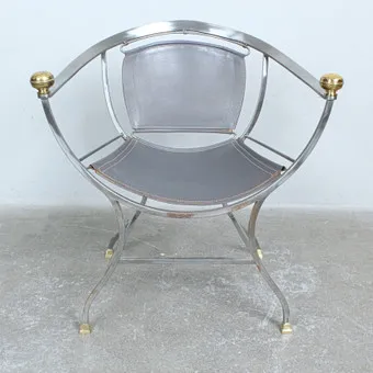 ALBERTO ORLANDI. Sculpturale fauteuil 'Pompeii', staal, messing, leer, Italië, circa 1980.