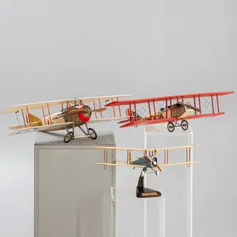Tři modely dvouplošníků, mj. De Havilland DH-4 a další (3).