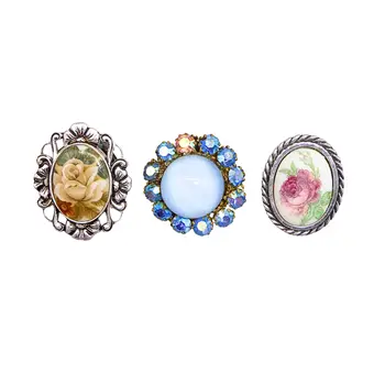 SCHMUCKKONVOLUT AUS DREI TUCHCLIPS MIT ROSENMOTIVEN UND STRASSBESATZ.