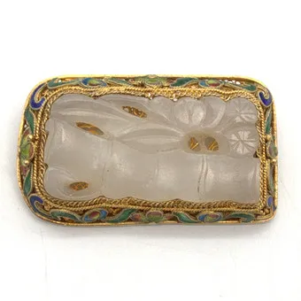 BROCHE EN ARGENT DORÉ AVEC ÉLÉMENT EN JADE BLANC SCULPTÉ ET DÉCOR D'ÉMAIL, CHINE 20E SIÈCLE.