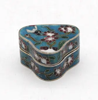 Malá cloisonné krabička ve volném tvaru s květinovým a ptačím motivem, Čína, 20. stol.