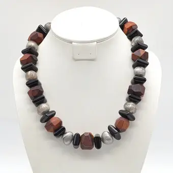 DESIGNERCOLLIER AUS ACRYLAT UND (MATTIERTEM) TIGERAUGE, GALVANISIERTER METALLVERSCHLUSS, SPÄTE 20. JAHRHUNDERT.