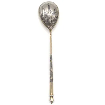 ANCIENNE CUILLÈRE RUSSE EN ARGENT 875/84 ZOLOTNIKI, DÉCOR NIELLÉ VUE DE MOSCOU, DORÉE, MOSCOU, VERS 1900.