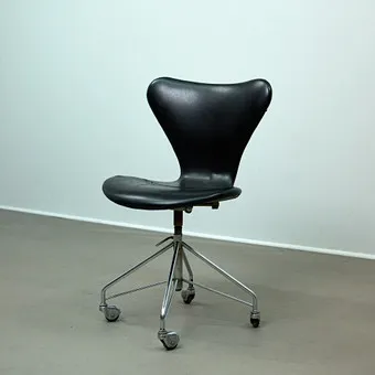 ARNE JACOBSEN. pro Fritz Hansen. Kancelářská židle, model 3117, 60. léta, Dánsko.
