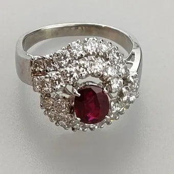PRUNKVOLLER RUBINRING MIT DIAMANTEN.