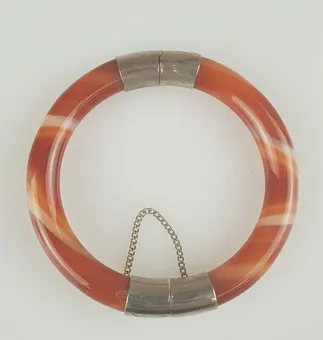 BRACELET EN AGATE, agate aux nuances orangées.