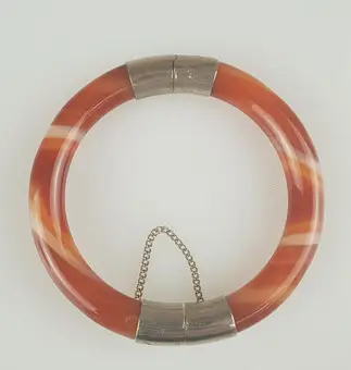 ACHAT-ARMREIF, Achat in orangefarbenen Schattierungen.