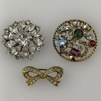 KONVOLUT 3 MODESCHMUCK-BROSCHEN - wohl Mitte 20. Jh.