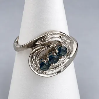 BAGUE EN OR FILIGRANÉE avec saphirs et diamants - or blanc 585/000 (14K).