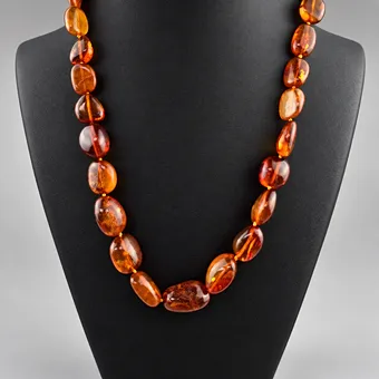 Collier en ambre, fermoir à mousqueton argent doré.