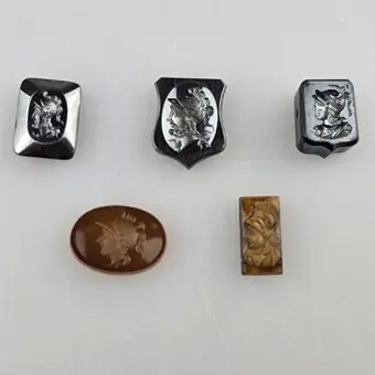 Soubor 4 gem a 1 kamej, hematit, karneol, tygří oko.