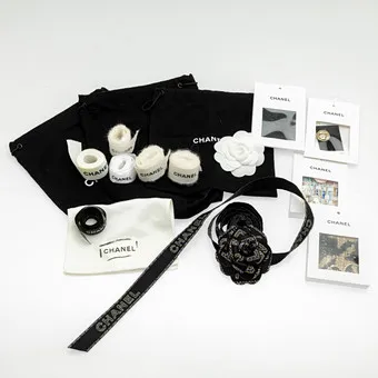 CHANEL. Упаковочные ленты, пылевые мешочки и запасная ткань.