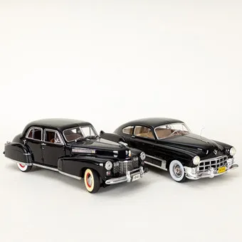 DANBURY MINT. Dwa modele samochodów, Cadillac Fleetwood Series 60 i Cadillac Series 1940 od Neo Scale Models, Chiny (2).