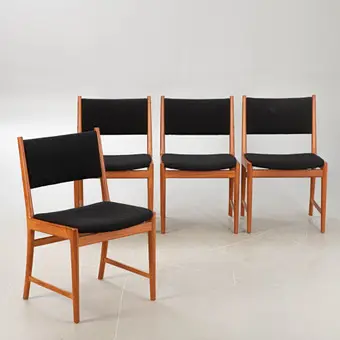 KAI LYNGFELDT LARSEN. Vier stoelen, teakhout, met zwarte stoffen bekleding, Vejen Polstermøbelfabrik Denemarken, jaren 1960 (4).