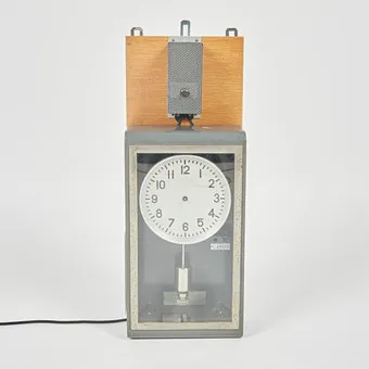 HORLOGE MÈRE ÉLECTRIQUE, métal, bois, 20e siècle.