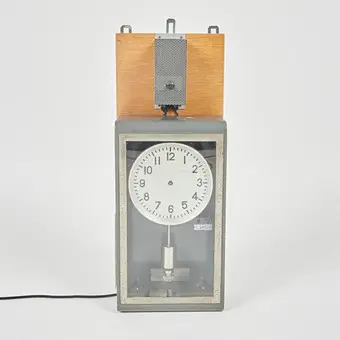 HORLOGE MÈRE ÉLECTRIQUE, métal, bois, 20e siècle.