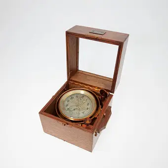 A. LANGE UND SÖHNE, GLASHÜTTE DRESDEN. Chronomètre de marine, n° 5423, chêne, laiton, vers 1910, Allemagne (2).