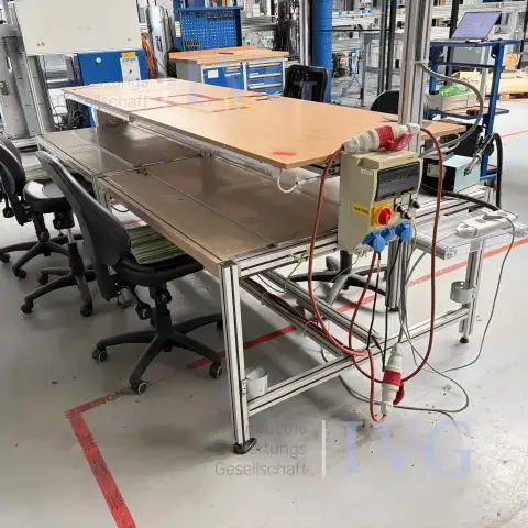 Werkbank met stoelen